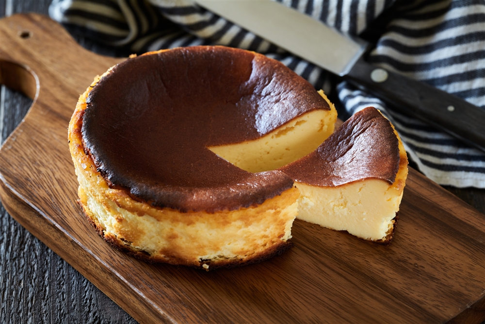 バスクチーズケーキとは？意味や他のチーズケーキとの違いを解説